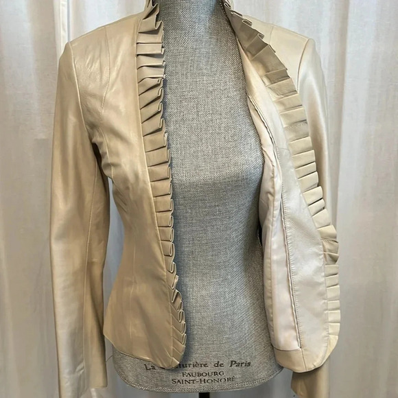 WHITEHOUSEBLACKMARKET NWOT Cream Leather Blazer Pearl Frill Detail, Size XXS/S - Picture 5 of 9